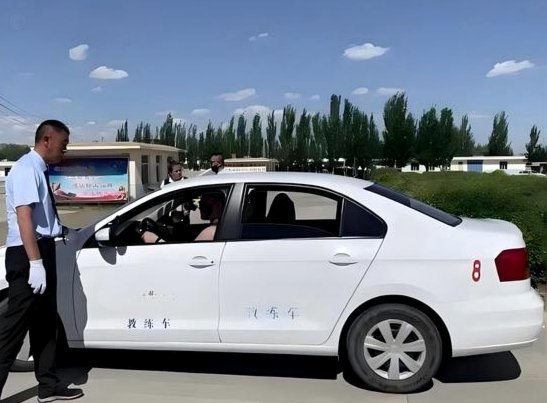 世体：姆巴佩在驾校完成了实践考核，顺利取得了驾照