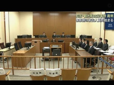 B席报复性击打科林斯腿部，被主裁判黄牌警告