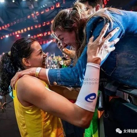加布里埃尔夫妇夺冠瞬间泪眼模糊，庆功视频引发争议