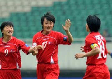 “我故乡”女足夺得亚冠冠军返回朝鲜，在平壤进行大巴游行