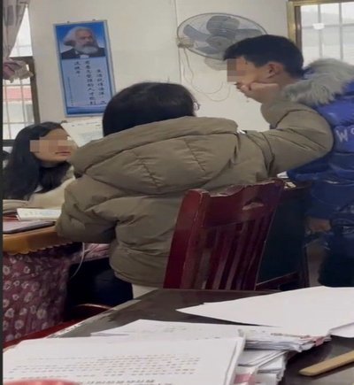 老师被“招安”就不能批判了？该批评还是要批评