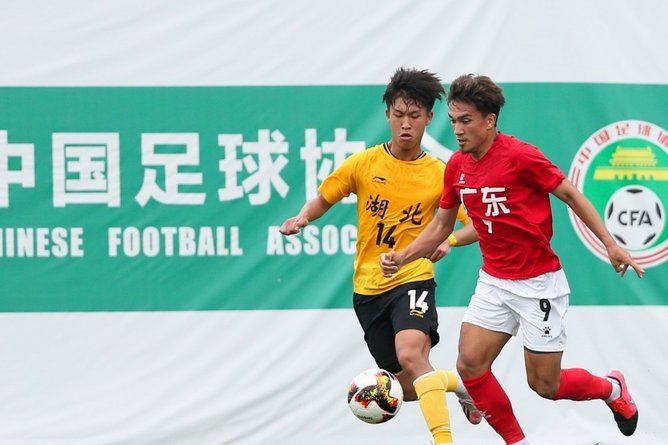 恒大足校18岁新星中卫罗合曼正式转会青岛西海岸